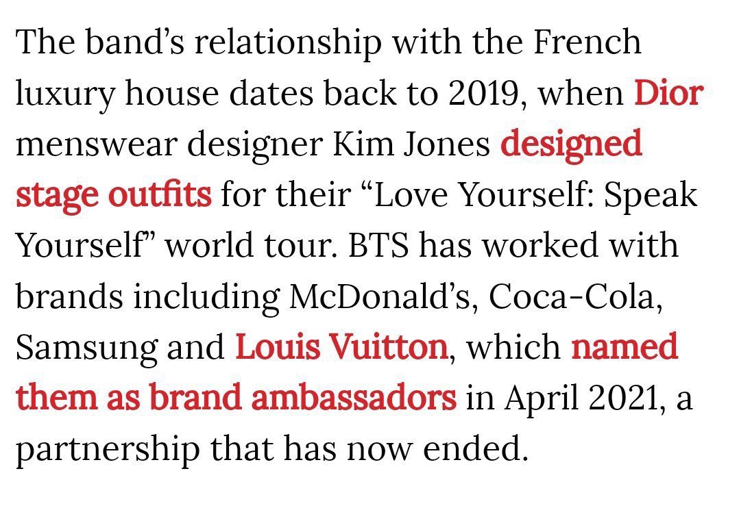 italianarmyfam_'s tweet image. 📍Per chi se lo fosse perso, i BTS come gruppo hanno ufficialmente concluso il loro contratto con Louis Vuitton.

Ogni membro può scegliere individualmente il brand che preferisce. Jimin ha un contratto da Global Ambassador con Dior, Taehyung ha partecipato +