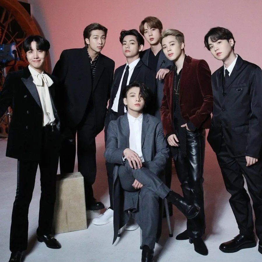 italianarmyfam_'s tweet image. 📍Per chi se lo fosse perso, i BTS come gruppo hanno ufficialmente concluso il loro contratto con Louis Vuitton.

Ogni membro può scegliere individualmente il brand che preferisce. Jimin ha un contratto da Global Ambassador con Dior, Taehyung ha partecipato +