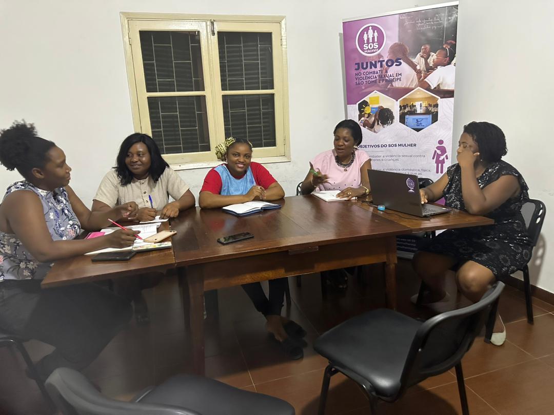 GenEgaliteECCAS's tweet photo. Afin d'atteindre une plus grande population en milieu rural nous essayons de discuter avec les ONG locaux afin d'engager mieux dans la campagne de Génération Égalité en avant de la #CSW67.

Rencontre entre les membres de #GenEgaliteECCAS et #SOS_Mulher_STP. https://t.co/k1PMfCKw7G