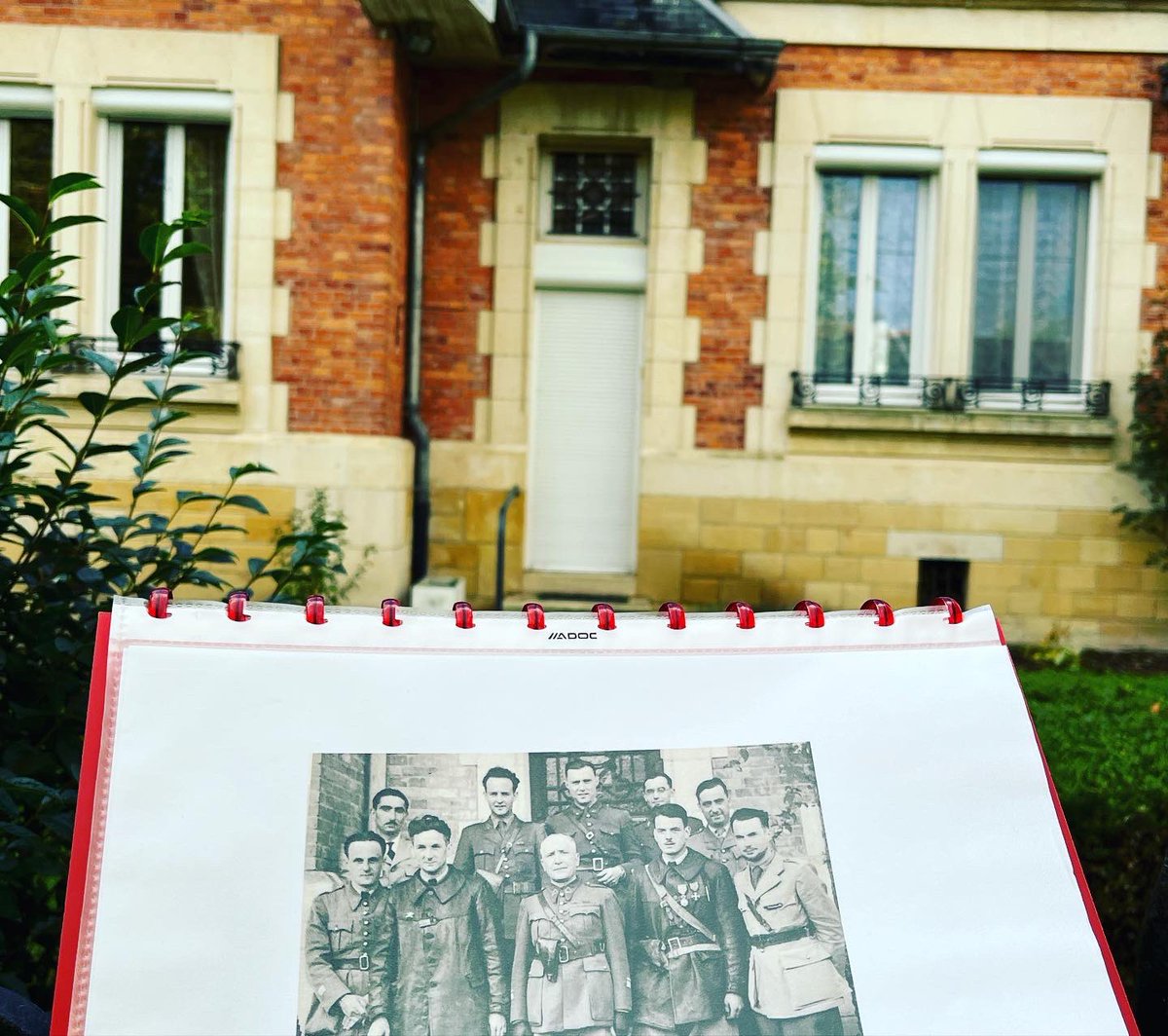 stug75020's tweet photo. En pleine bataille de #France le 2 juin 1940 entre les combats de Bulson #Sedan et #Attigny, les officiers rescapés du 7eme BCC sur chars #FCM36 posent pour la postérité à Olizy-Primat #ThenAndNow https://t.co/CrhnzvISC0