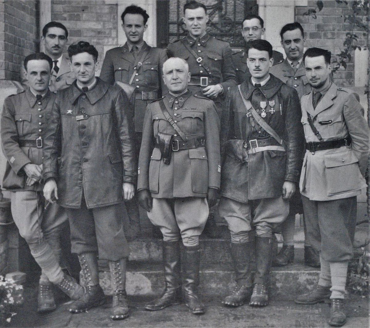 stug75020's tweet photo. En pleine bataille de #France le 2 juin 1940 entre les combats de Bulson #Sedan et #Attigny, les officiers rescapés du 7eme BCC sur chars #FCM36 posent pour la postérité à Olizy-Primat #ThenAndNow https://t.co/CrhnzvISC0