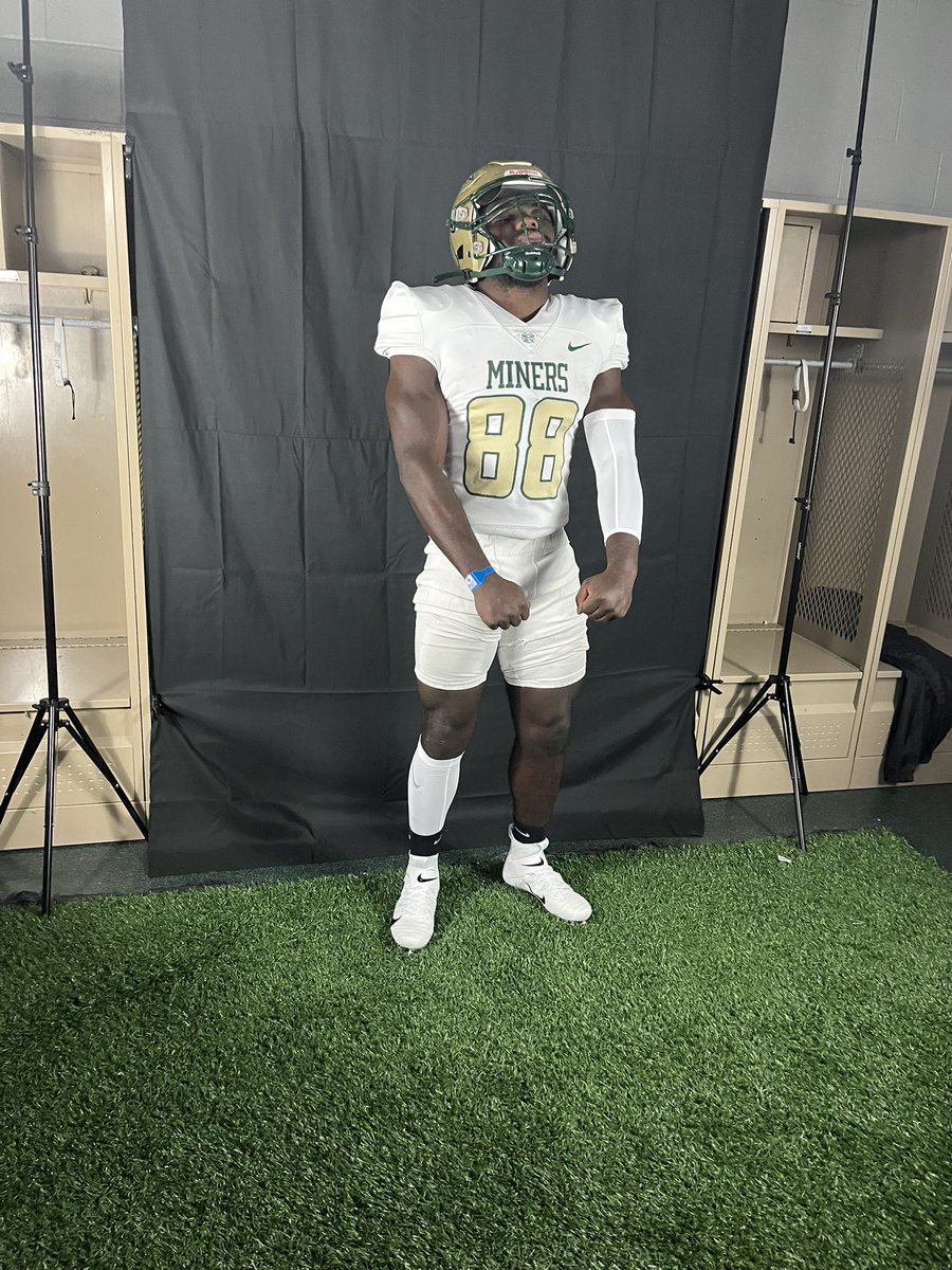 Had an amazing time at <a href="/MissouriSandT/">Missouri S&T</a> !!!
<a href="/CHSJACKETPRIDE/">KC Center Yellowjacket Football</a> 
#PickAxeTakeNames