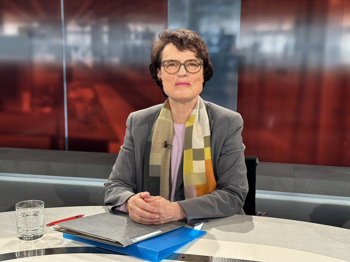 retolipp's tweet photo. “Kryptowährungen muss man verfolgen”, Anlage-Expertin Antoinette Hunziker #srfecotalk https://t.co/lUL7BU2T7a