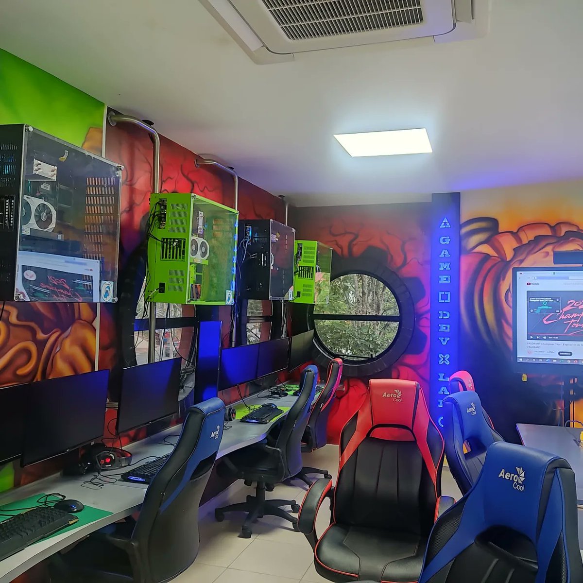 BonBonBumContra's tweet photo. Estamos de Bootcamp en Bucarayork
Gracias a la @unab_online y al @IngSistemasUnab por acogernos en su #gamedevlab, a nuestro CEO por la invitación y a #bonbonbum por acompañarnos en este sueño
Nos vemos en la #vct 🐊📍 https://t.co/oqDhRfieI4