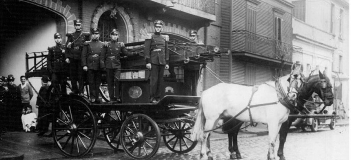 BuccaBali's tweet photo. ¿POR QUÉ SON TAN IMPORTANTES NUESTROS BOMBEROS VOLUNTARIOS? Abro 🧵👇

Hace 138 años se conformaba el primer cuartel de Bomberos Voluntarios del país, en el barrio de La Boca. Desde entonces se crearon más de 1200 integrados hoy por 58.000 bomberos voluntarios. https://t.co/aiTGYgxVqu