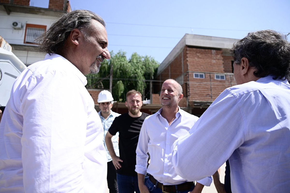 Una gestión del "Programa Más" para construir y mantener avenidas y caminos de la región metropolitana de Buenos Aires.

Sobre la Av. Olimpo realizamos trabajos de repavimentación y bacheo, restauración de veredas, colocación de luminarias, rampas en las esquinas y señalización.