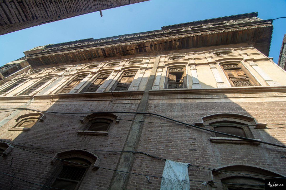 An elegant abandoned multistory building in #Chiniot belongs to one of the richest families in the city, the family moved to Lahore long ago.#historical #architecture #woodenarchitecture
aliusmanbaig.blogspot.com/2023/01/an-aba…