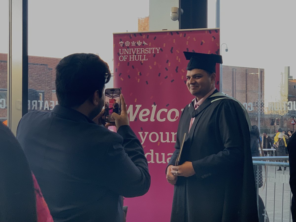 UniOfHullOnline's tweet photo. A huge congratulations to everyone who graduated today including our MSc in Logistics and Supply Chain Management graduates! 

 Follow us to stay up to date with the ceremonies taking place this week🎓 

#HullGraduation https://t.co/RdcBcNLwBH