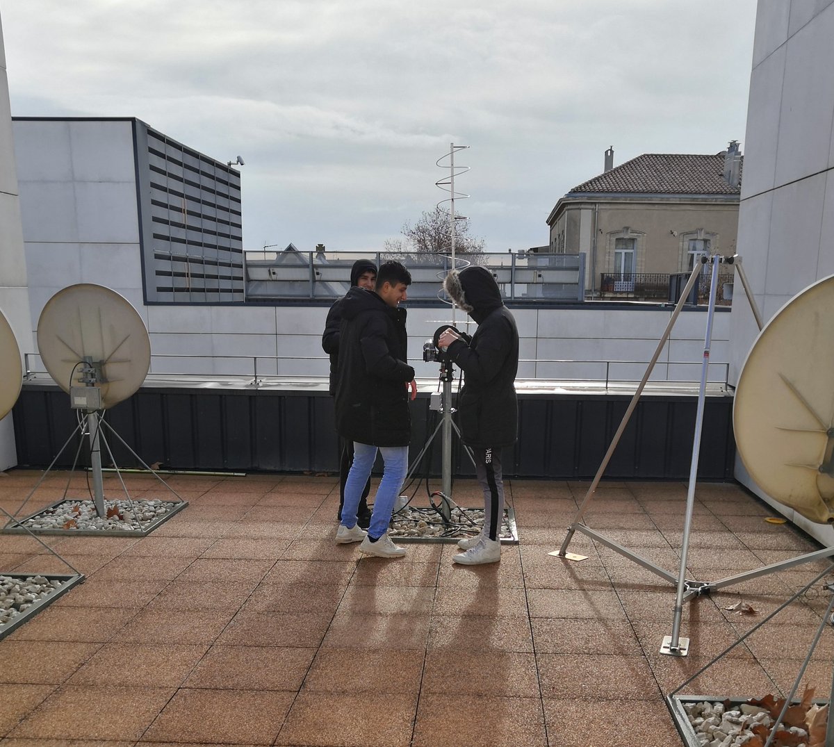 TP de télécoms spatiales en 2e année. Un jour foid et pluvieux pour étudier le fonctionnement du 'tracker' du centre de contrôle de missions satellites. 🥶🛰️📡