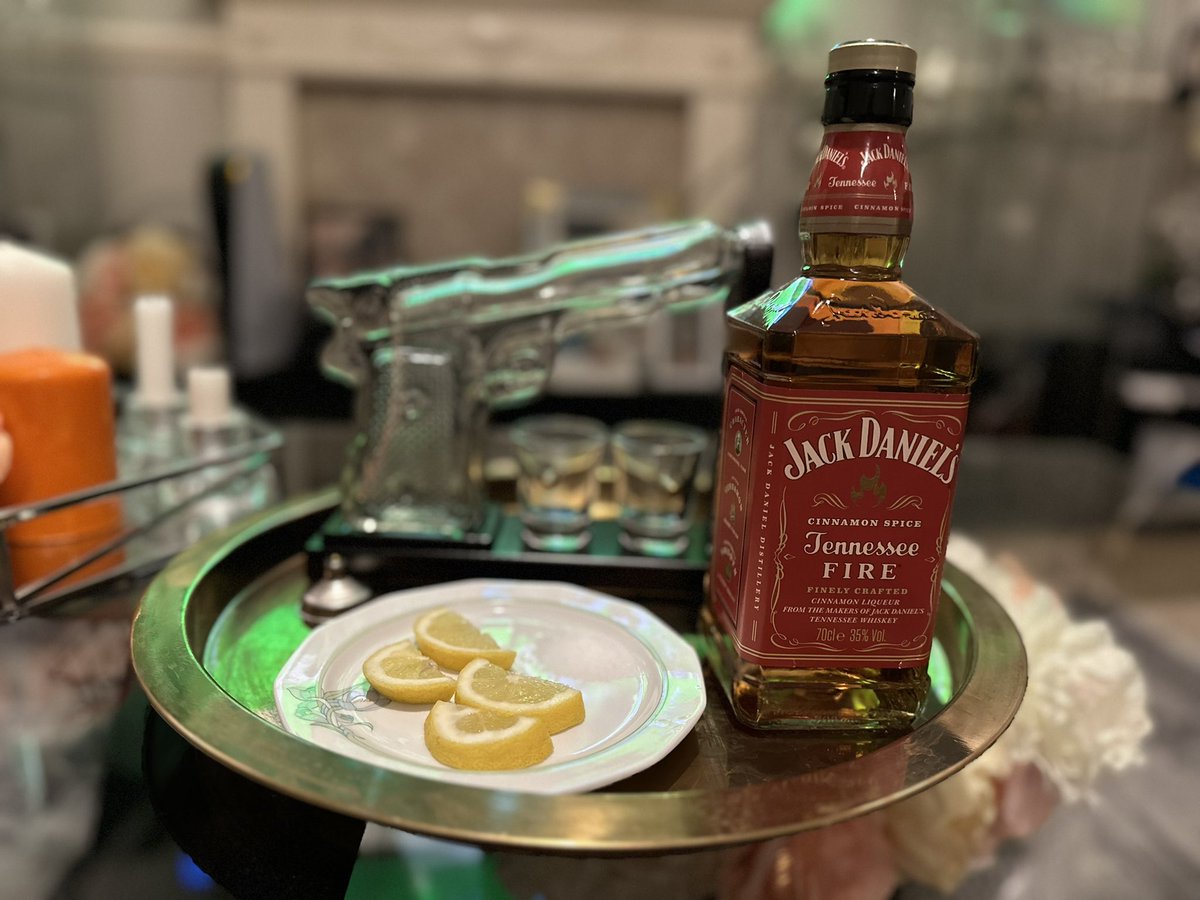 LaMereDeMilan_O's tweet photo. Je sais que ce soir, je vais shooter. Mais je ne sais pas encore avec quoi 🤭
CC @Liamkinkey
#JackDaniels #Tennessee #TennesseeFire #TennesseeApple https://t.co/2P8UOEOWkZ