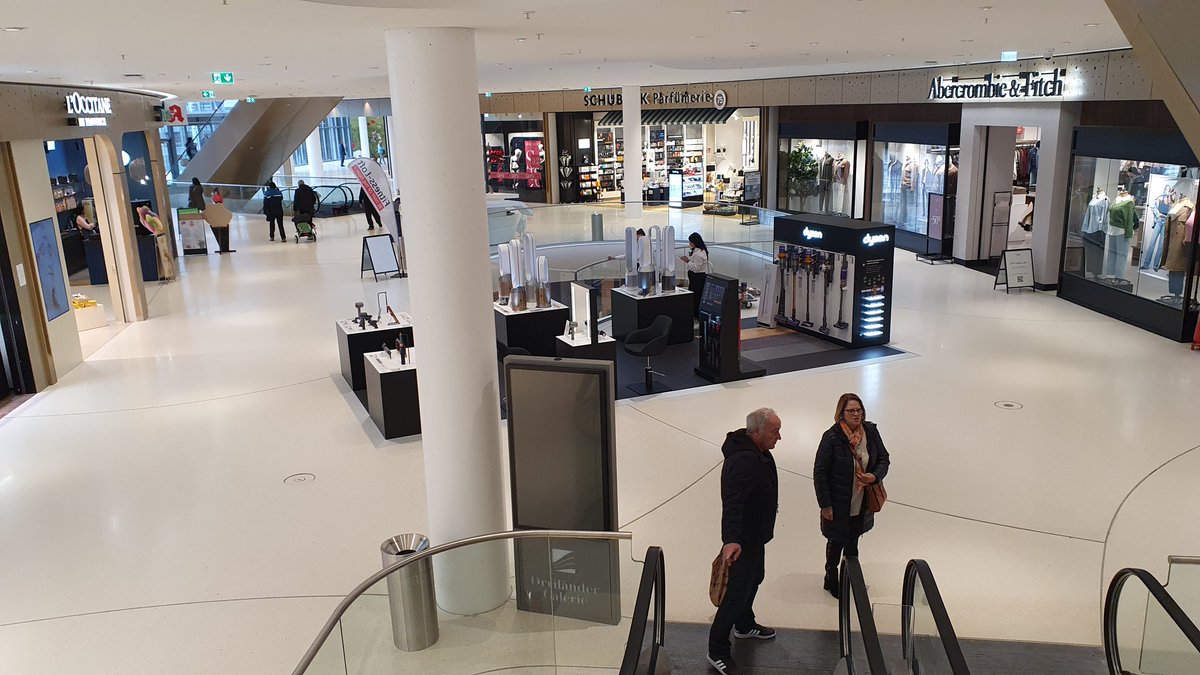 alex_erath's tweet photo. Die Gleichzeitlichkeit des Ungleichzeitigen gibt es auch für Orte. Heisst dann die Gleichörtlichkeit des Unörtlichen ;-) #weilamrhein #dreiländergallerie https://t.co/AJKiu5c3AJ