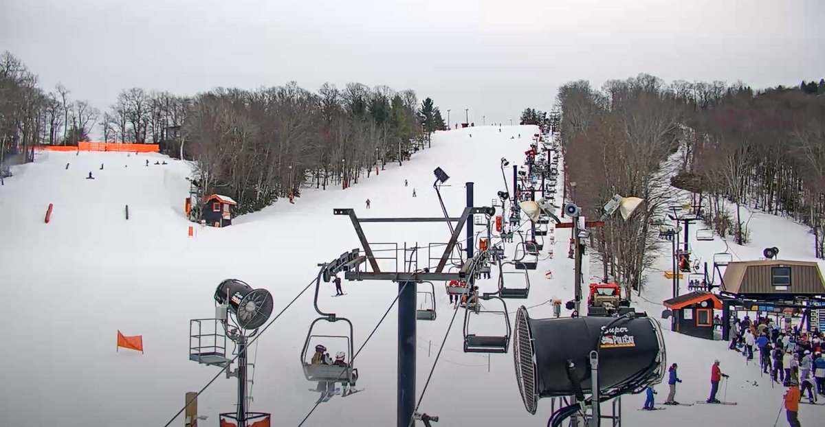 NoelRehm's tweet photo. Bases are in great shape thanks to our most recent northwest flow snow event and temperatures cold enough to help make additional snow. Local ski resorts sure appreciate the business. #ncwx #skiresorts #skireport #AppSki #SugarMountain #BeechMountain https://t.co/or6UnXPKGn