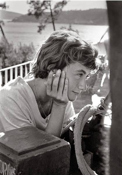 "La felicidad para mí consiste en gozar de buena salud, en dormir sin miedo y despertar sin angustia". 
Françoise Sagan
📷Françoise Sagan