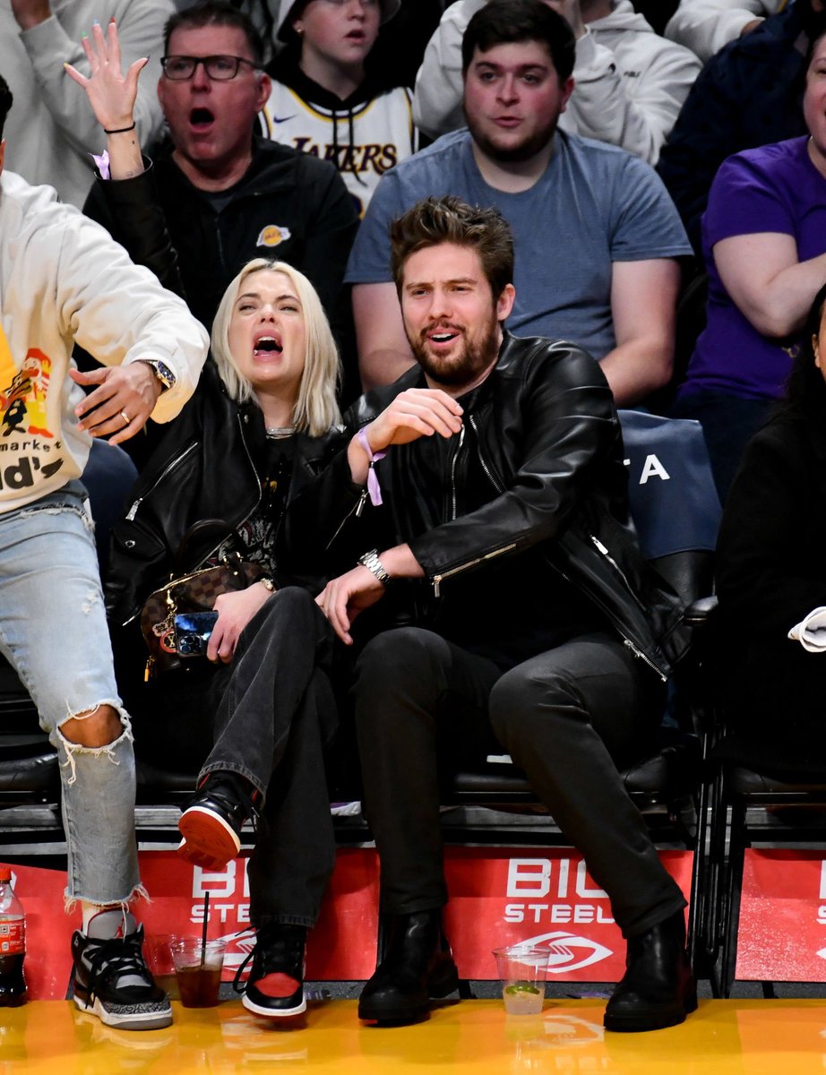bbbrmidia's tweet photo. Ashley Benson no jogo do Los Angeles Lakers em Los Angeles ontem - 15 de janeiro. Mais fotos: https://t.co/AIj3k7dyDh https://t.co/UZWW8X4sNy