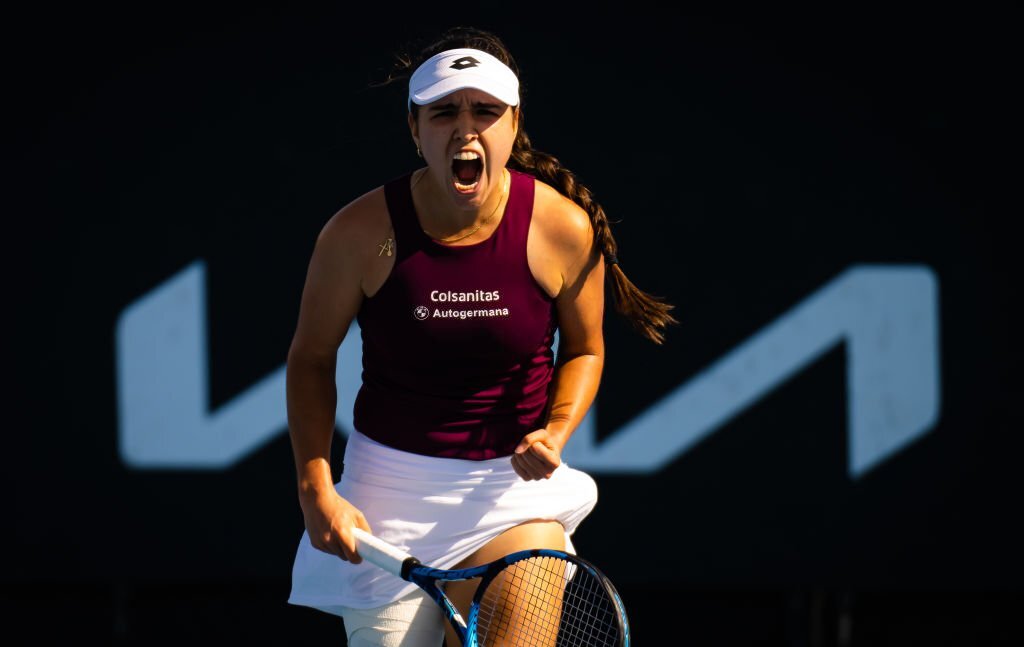 tenispluscol's tweet photo. ✍ ¡Una victoria con doble mérito histórico! 📜

Camila Osorio 🇨🇴 ganó a Panna Udvardy 🇭🇺 por 6-4 6-1 para avanzar a 2da ronda en Melbourne

✅ Primer triunfo colombiano en el cuadro femenino desde 2008

✅ Segunda colombiana con un triunfo en cada Grand Slam

#TenisPlusColombia https://t.co/5Vw0YEIi5s