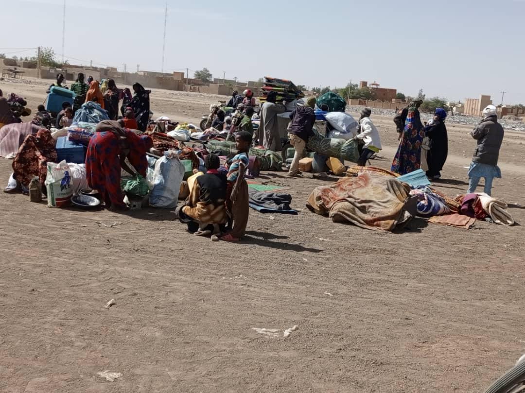 SahelLeaks's tweet photo. #Mali: Les populations de la commune de #Intillit continuent de fuire en masse  l'#EI_Sahel pour se réfugier à Gao. 

Quelqu'un est là, pour réveiller le PM Choguel Maïga (@ChoguelKMaiga ) et lui dire d'arrêter sa malhonnêteté ?

#SaheLeaks https://t.co/yEDe9NxuvI