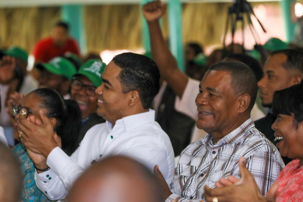 RamirezSiano's tweet photo. Realiza asambleas para evaluar y programar actividades que garanticen su crecimiento. Antonio Florián
#FuerzaDelPueblo
#FPComunic #Azua @LeonelFernandez https://t.co/LxUuOGgoGB