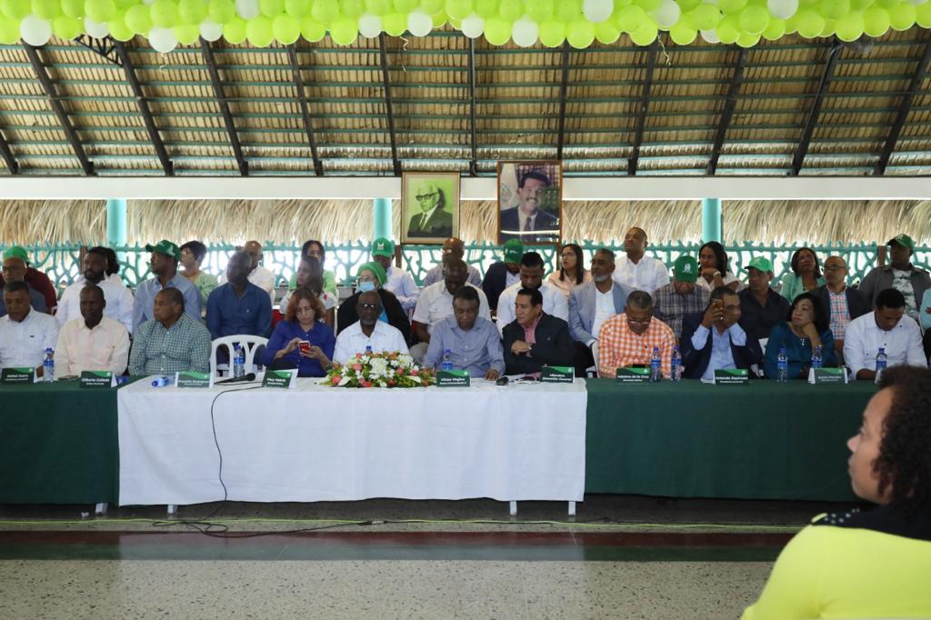 RamirezSiano's tweet photo. Realiza asambleas para evaluar y programar actividades que garanticen su crecimiento. Antonio Florián
#FuerzaDelPueblo
#FPComunic #Azua @LeonelFernandez https://t.co/LxUuOGgoGB