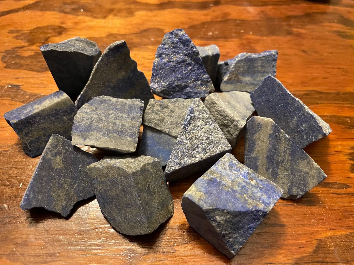 Snapdragon1333's tweet photo. This is a pile of Lapis Lazuli that I own. While not the most fantastic of pieces, I like that they show a wide variety of what it can look like. The best piece I zoomed in on, which really showcases the golden flecks of mica that really make lapis so unique #Snaprocks https://t.co/W9eCbsu1pa