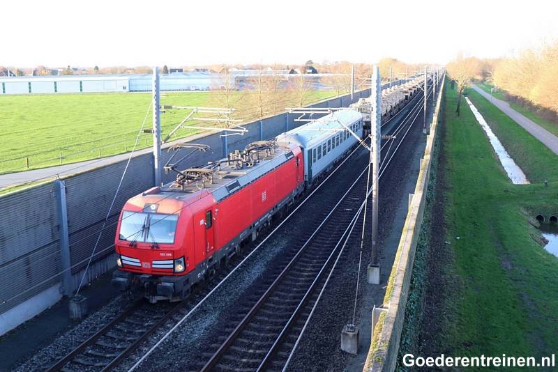 Goederentreinen's tweet photo. Militair transport vanuit Vlissingen Sloe naar Oost-Europa (met foto- en filmbeelden) - https://t.co/OnCBTUKWkx

Tags: #Goederentreinen #Treinleven #Military #Ukraine #USarmy #Army #Vectron #BetuweRoute #Tanks #War #Groessen #Duiven #Poland #Lithuania https://t.co/If1CMIq4Bs