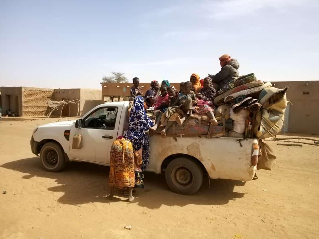 SahelLeaks's tweet photo. #Mali: Les populations de la commune de #Intillit continuent de fuire en masse  l'#EI_Sahel pour se réfugier à Gao. 

Quelqu'un est là, pour réveiller le PM Choguel Maïga (@ChoguelKMaiga ) et lui dire d'arrêter sa malhonnêteté ?

#SaheLeaks https://t.co/yEDe9NxuvI