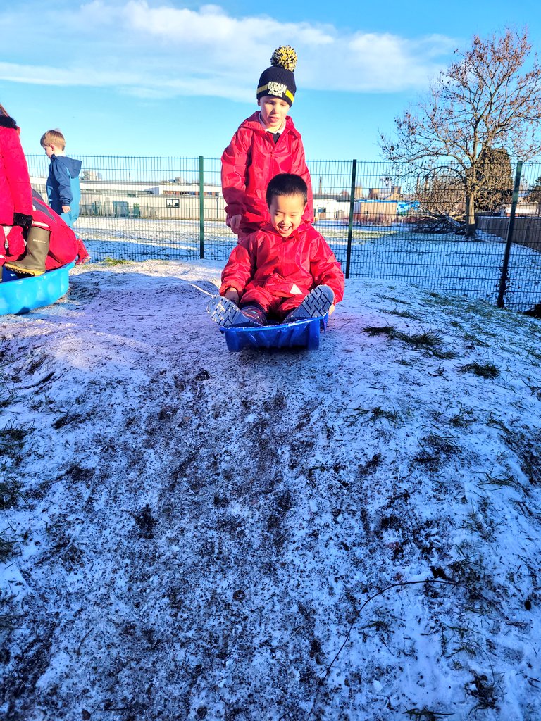 MorayPrimary1's tweet photo. Mrs Tulloch brought her plastic sledge and Boogie Board in! We had great fun slinging down 'Moray Mountain' in the Eco Garden. Great turn taking everyone! ❄️🛷😍 #GrossMotorSkills #Balance #Independence #SharingAndTurnTaking #SocialSkills https://t.co/kDmD8SsP7P