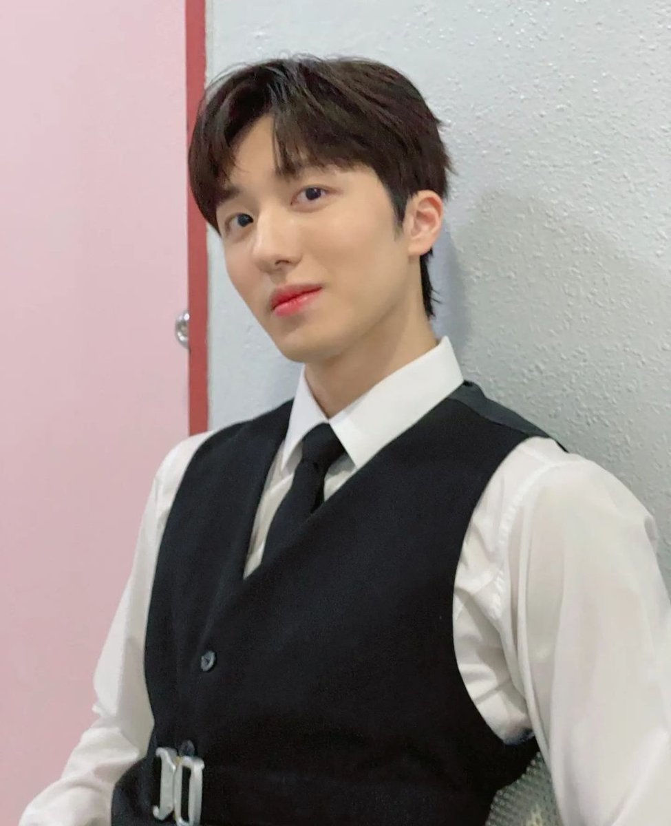 YoungChaniLover's tweet photo. Happy birthday to the prettiest boy
 🌺💖🌺
The best actor, singer, rapper and dancer
✨💞✨
Please take care, and I wish you the best in this year and the next ones
 🤧✨💞🌺💖🌺💞✨🤧
✨✨✨💞💖💞✨✨✨
#찬희야_너를위한_겨울이야 #HAPPYCHANIDAY #CHANI #찬희 
@SF9official https://t.co/f04OobwA32