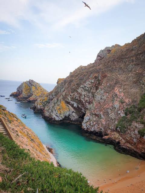 Haritada Berlenga Adası Lizbon’dan 1,5 saat uzaklıktaki Peniche kasabasında yer alıyor. Adada birçok mağara ve bir adet kale bulunuyormuş. Ada plajı Fethiye Kelebekler Vadisi’ni andırıyormuş. Fyi #yenirota🚢🚤⚓️