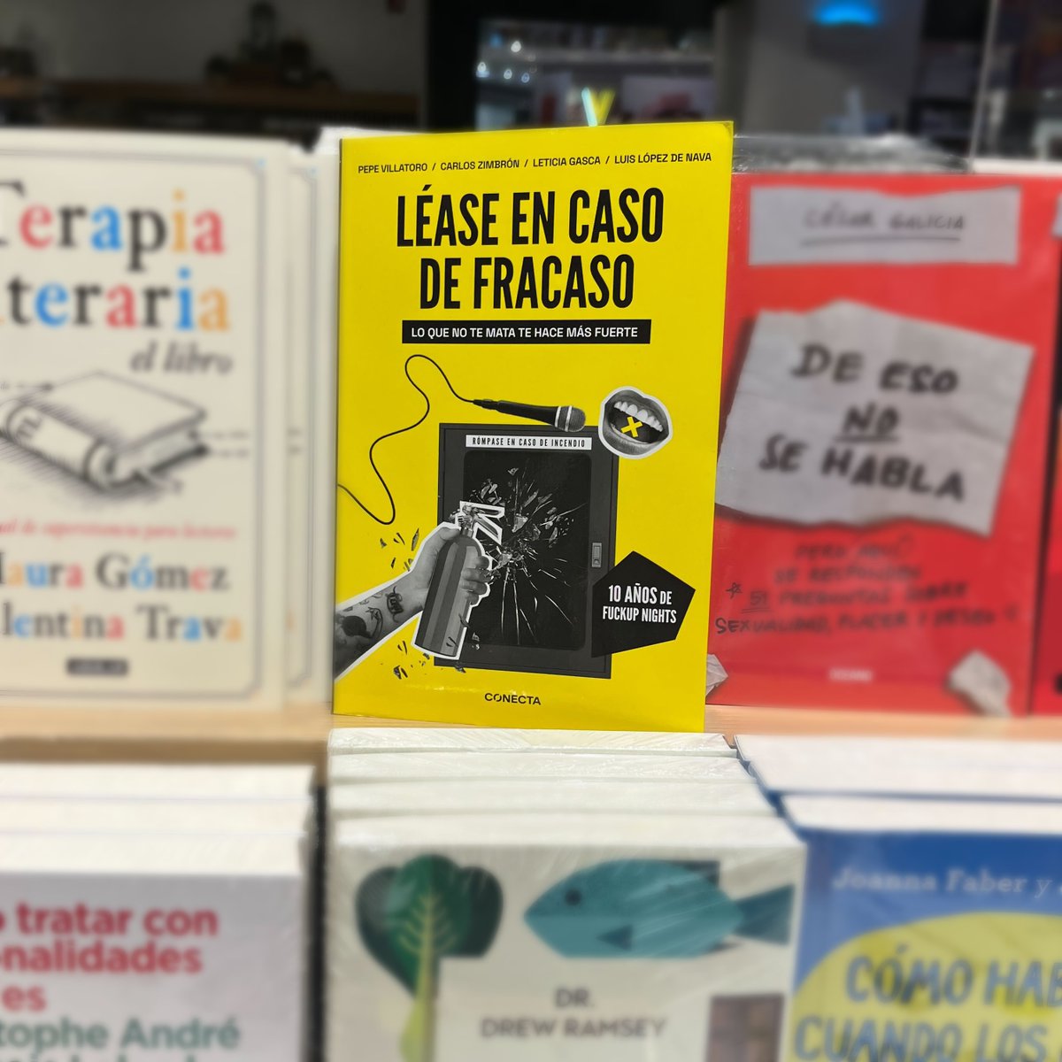 Felicidad es ver nuestro libro en la estantería de alguna librería. 

Para todxs lxs que han fracasado y lxs que están por fracasar- hemos escrito un libro para ustedes. 

Cuéntanos si ya lo leíste! Y si aun no lo has hech consigue el libro aquí → amzn.to/3UGhcuH).