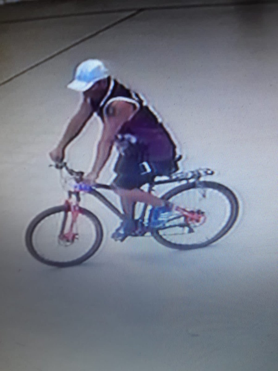 marianoantico's tweet photo. Si lo conocen o lo ven por Lanús esta persona se robó esa bicicleta. Es de un amigo, así que si lo ven o tienen info me avisan o lo denuncian, gracias https://t.co/bUrItvSFkQ