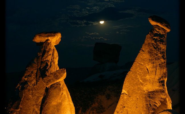 İki büyük bir küçük peribacasının anne baba çocuktan oluşan çekirdek aile misali dizilimi, Kapadokya’da görülmeden geçilmeyecek bir nokta yapmış Üç Güzeller’i. #peribacaları