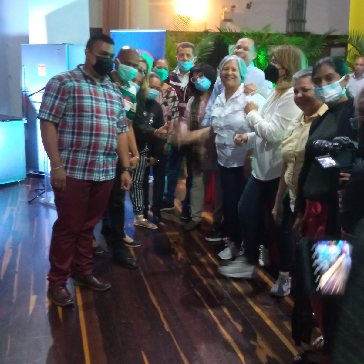 Edu_Caracas's tweet photo. Merecido premio en honor al día del maestro y la maestra ¡Gracias presidente! @NicolasMaduro ¡Gracias ministra! @_LaAvanzadora los docentes seguimos en la lucha incansable construyendo la patria #MaestrosPorLaPatria @gracielamarilis @vicent_carvajal @MPPEDUCACION @gtorodelara https://t.co/16tGoLDOgl