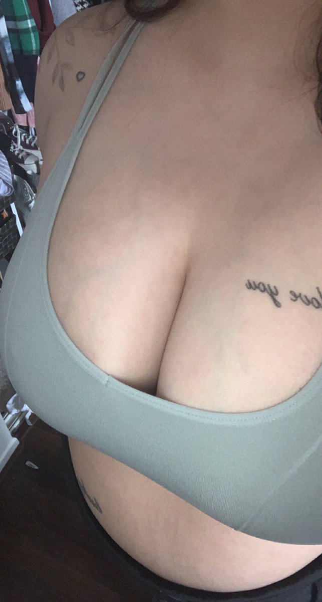 RaunchyRosee's tweet photo. Happy Monday y’all!!!!❤️❤️ still having a deal rn for 10% off for 3 months or 4.99 for subscribing to my only fans check it out help out your horniness (; https://t.co/bq2YqSdUrj #tits #nipple #nipplepiercings #tattoos #GirlsOnTop #boobs #bignaturals #sexy #nude #onlyfansgirl https://t.co/BjKc8vdWkd