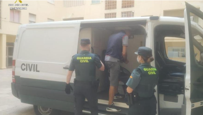 CristinaSegui's tweet photo. Dos niñas tuteladas son drogadas y violadas por hasta 15 magrebíes en una casa okupa de La Safor, Valencia, donde 4 de ellos las drogaban y se las turnaban entre ellos y los otros 11. Todos sin arraigo. Todos traídos por @ximopuig en los barcos provenientes de Baleares. https://t.co/5me1iRYOu3