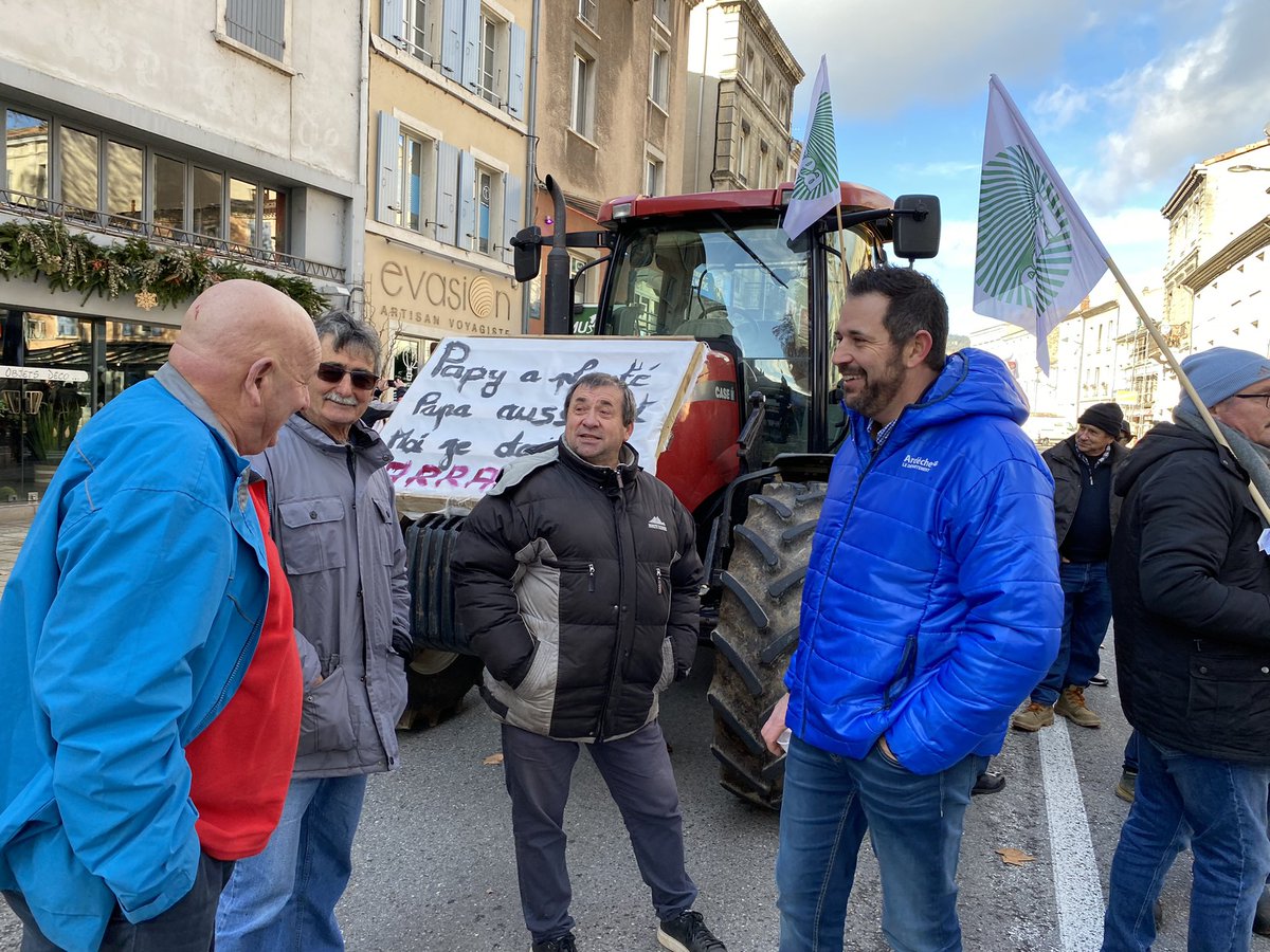 Il faut arrêter d’emmerder nos agriculteurs.

Je regrette une fois de plus que les décisions qui touchent nos territoires soient prises à Paris par un gouvernement totalement déconnecté de la réalité. Il faut arrêter avec l’agri-bashing.

Fiers de nos Agriculteurs !