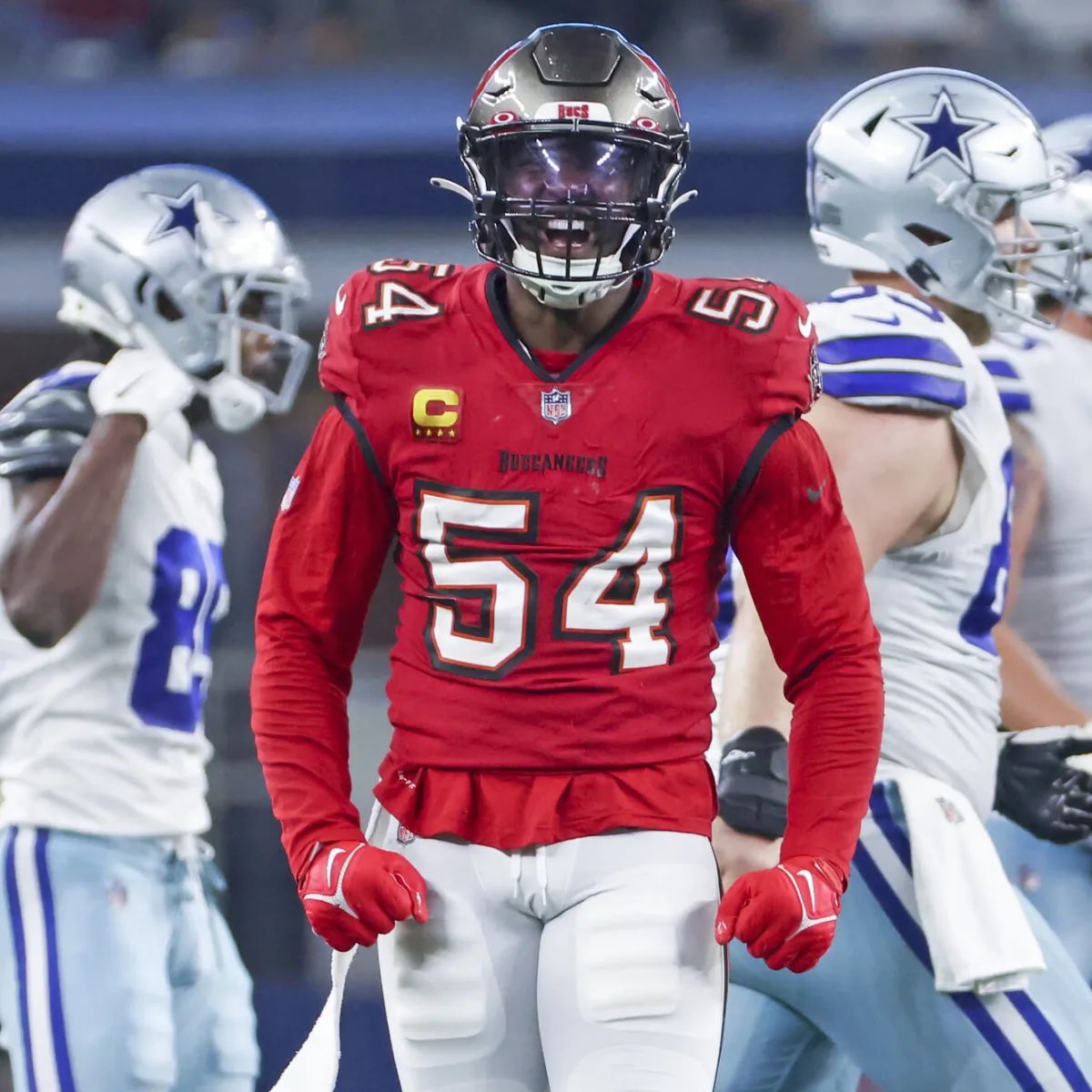 EMT_Ashlie's tweet photo. Lavonte David is 32 &amp; just welcomed his daughter into the world. He’s on the last year of his contract

Tonight may be his last game as a Buccaneer. In front of the home crowd.

If this is it, what a joy it has been to watch one of the best to ever put on red and pewter♥️ https://t.co/gOCpsuXHTS