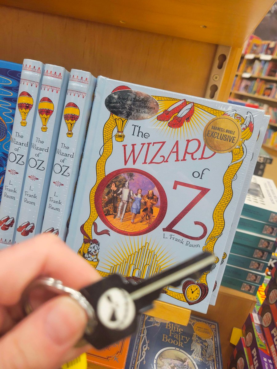 weirdoz_nft's tweet photo. THE #WEIRDOZHUNT IS UNDERWAY!!! After one week we have close to 300 submissions. We've added more prizes and want YOU to join the hunt for the witch!! 

We have a list of items that you need to find to collect points and climb the leaderboard.

#WeirdOz #OzFollowOz

Prizes ⬇️ ... https://t.co/iSb1aLB36c