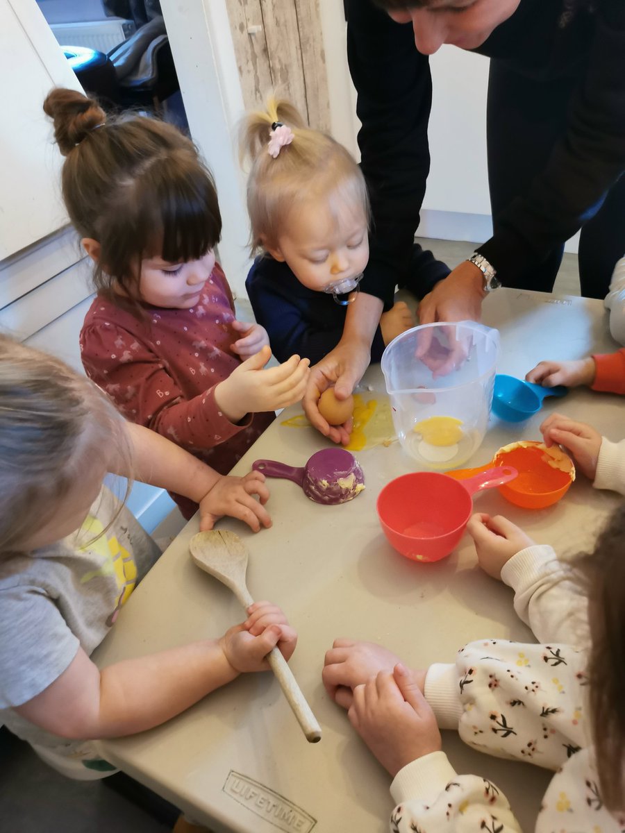 BuzyBumblzz's tweet photo. We love a baking fail! 🤣 Whilst practicing cracking eggs into the jug, one ended up all over the table 🤭 after a quick clean up and extra help on the next one, the eggs were into jug and the children made some lovely winter buns 😍😍 #buzybumblzz #eyfs #bakingfails #bakingfun https://t.co/lKhPEJnrrE