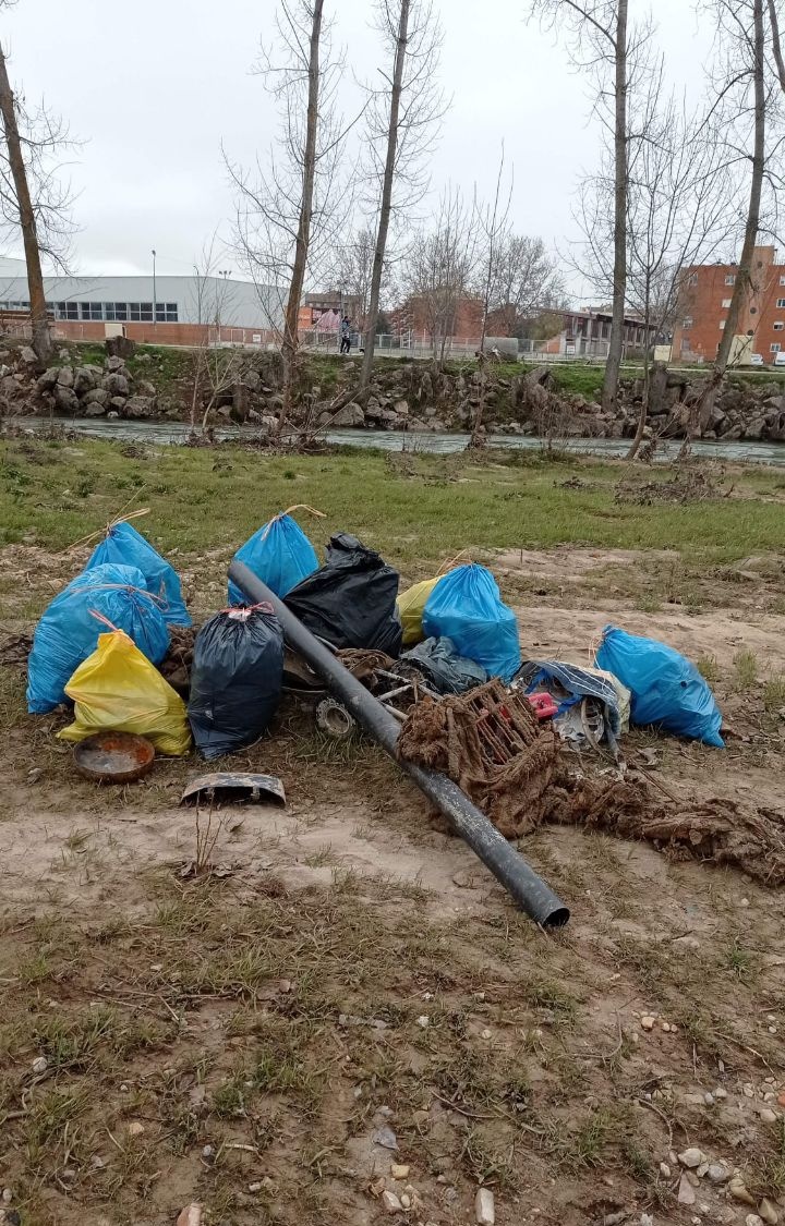 PodemosCuenca's tweet photo. 🏞️ Este fin de semana decenas de voluntarios han estado recogiendo basura de la ribera del Júcar aparecida tras la última crecida.

Mientras las administraciones miran para otro lado, decenas de conquenses se pusieron manos a la obra de forma desinteresada para limpiar el río 💚 https://t.co/BoOJuUl8dr