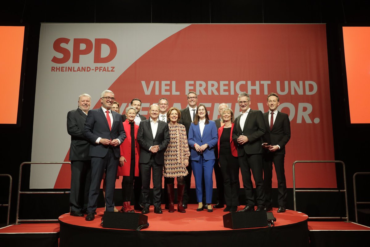 spdrlp's tweet photo. Was für ein toller Abend. Wir haben gefeiert, dass #MaluDreyer seit zehn Jahren unsere Ministerpräsidentin ist und wir als SPD seit 75 Jahren aktiv in #RheinlandPfalz vertreten sind. Ein ganz besonderer Dank geht an @OlafScholz. Es war ein wundervoller Abend mit euch allen. https://t.co/AeEgvpaJrp