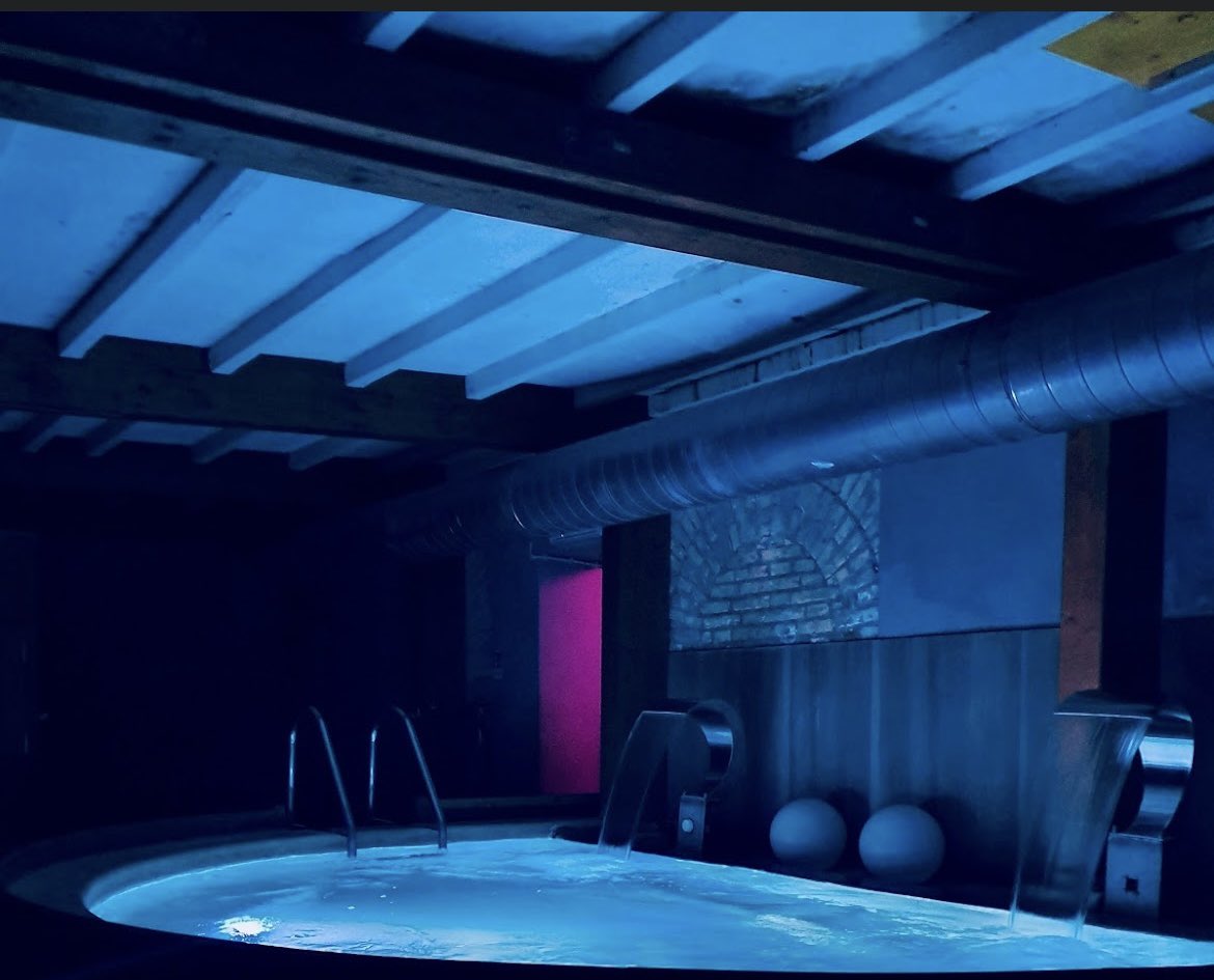 Rowan08302's tweet photo. 勇闖羅馬三溫暖
（Illumined Sauna Roma）
一個人25歐約800台幣
裡面的人蠻友善
什麼人種都有
設備該有的都有
泡澡.桑拿.按摩.視聽室樣樣不缺
室內蠻有羅馬感
照片局部來自官網
詳情請看TT1069

https://t.co/maFF1cxgFT https://t.co/eKKgzWDLw8