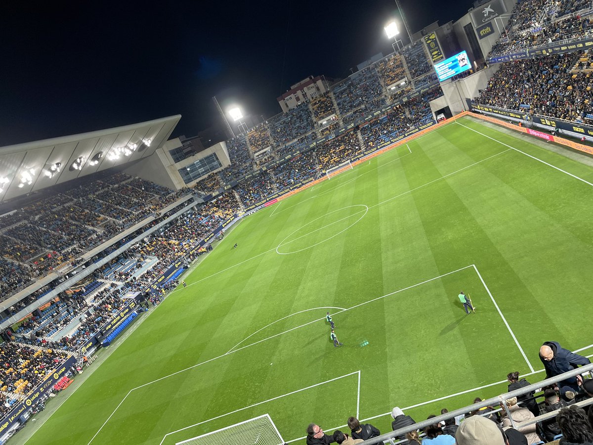 Torre_Cadiz's tweet photo. En el templo… #YaTocaba #VamosCadiz #PorLoCivilOPorLoCriminal 💛💙 https://t.co/q0pgFPYnNk