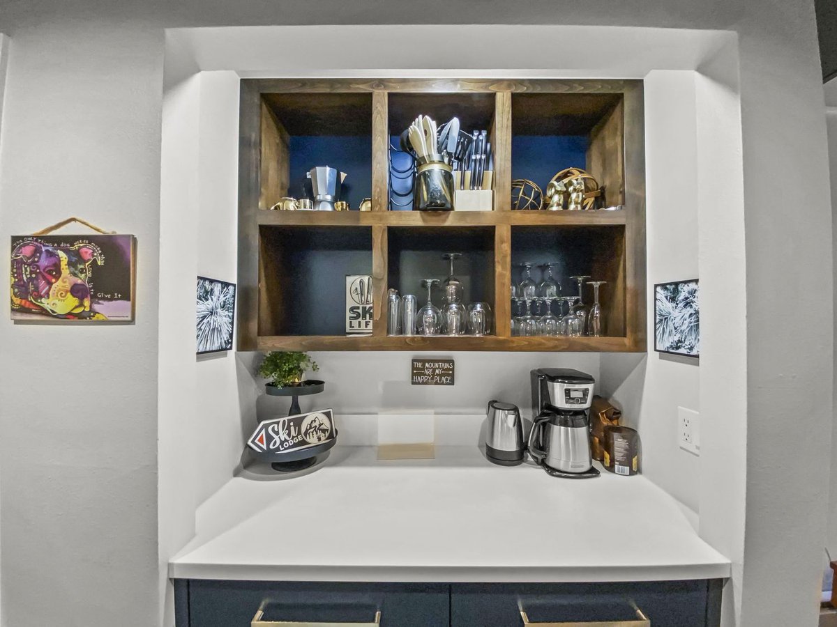 SkyRunBreck's tweet photo. You’re one step closer to planning your first trip of the year. Get away from it all and relax in this luxury Breckenridge, Colorado, ski condo. This two-bedroom condo will put you in vacation mode before you hit the slopes. https://t.co/VFg5ATKumx https://t.co/vyjv7iNosd