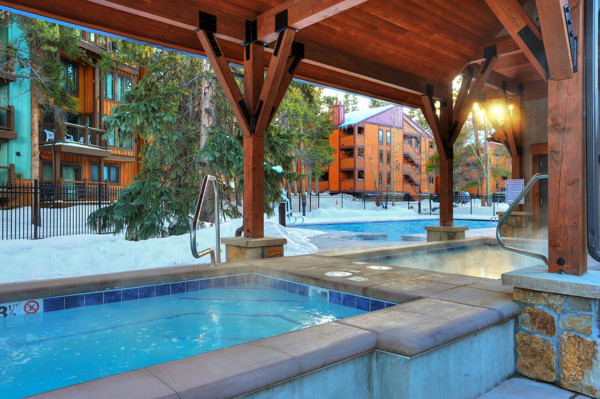 SkyRunBreck's tweet photo. You’re one step closer to planning your first trip of the year. Get away from it all and relax in this luxury Breckenridge, Colorado, ski condo. This two-bedroom condo will put you in vacation mode before you hit the slopes. https://t.co/VFg5ATKumx https://t.co/vyjv7iNosd