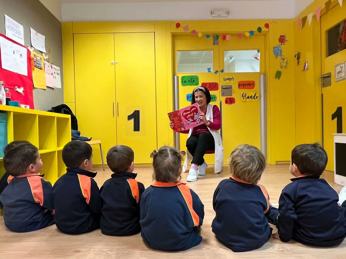 AlboradaColegio's tweet photo. La asamblea en Educación Infantil es uno de los momentos más importantes del día ya que nos ayuda a relajarnos, a conocernos y a desarrollar nuestro lenguaje.
¿Qué os parece? ¡Están súper atentos ❤️!
#BrightKids #InfantilAlborada #IAMArenales #ComoEnCasa https://t.co/evCY37TSTm