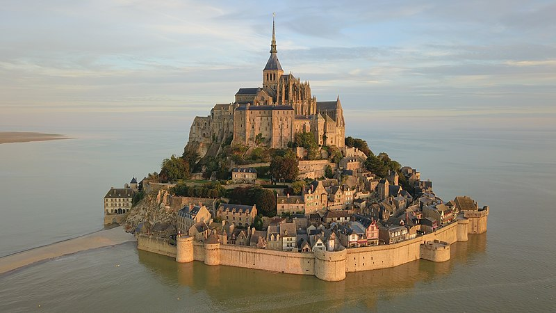 itineratur's tweet photo. ¿Cuáles crees que son las arquitecturas "imposibles" de España? Esas que si no existieran ni nos las imaginaríamos. Por ejemplo, en Francia se me ocurren la Torre Eiffel, el Mont Saint-Michel, los mal llamados castillos cátaros o la Saint Chapelle. Es para un amigo, you know... https://t.co/9ivLGFzZWP