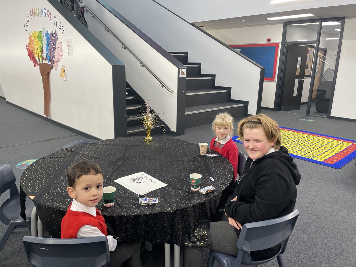 HalfmerkePS's tweet photo. Our first VIPs of 2023. Fantastic start to a new term everyone 🙌🙌🙌🙌 https://t.co/WbR85dmW9k