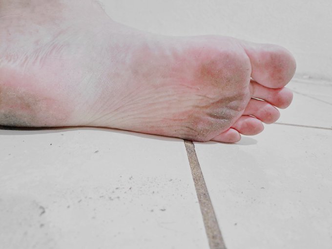 #PiesDescalzos #pies #feet #feetfinder 

Pies descalzos sucios, después de un día de trabajo ?????? https://t