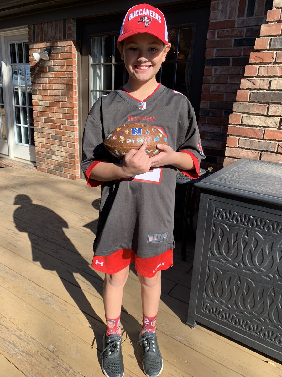 JulesRulesRN's tweet photo. @Buccaneers &amp; @TomBrady no doubt where this boy’s allegiance lies!!  Go Buccs. 
🖤♥️ from Tulsa, OK https://t.co/hddLdQZkxA