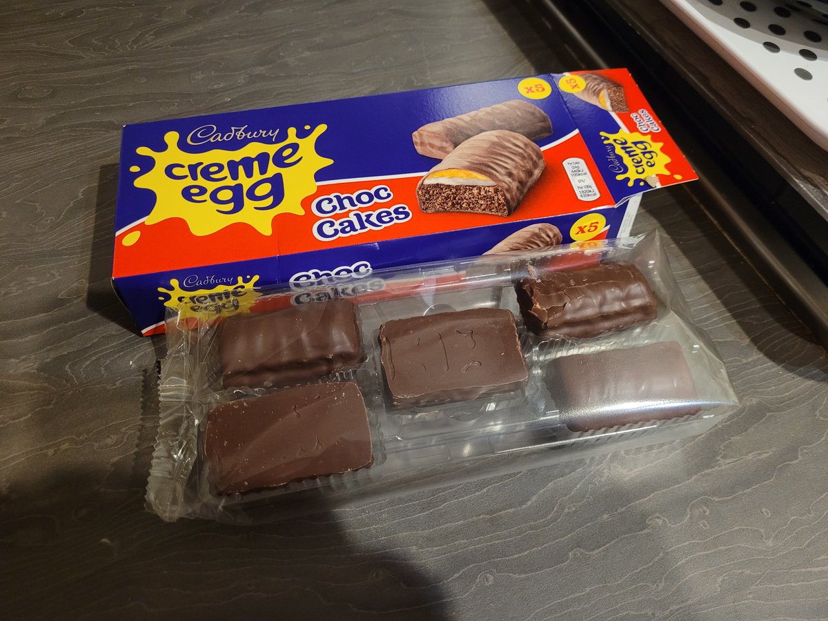 Seriously <a href="/CadburyUK/">Cadbury UK</a> could you not fit 6 cakes in here?